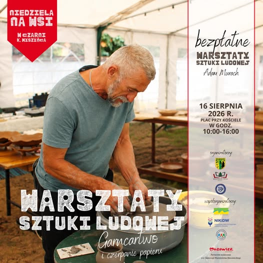 Plakat bezpłatnych warsztat&oacute;w sztuki ludowej prowadzonych przez Adama Muracha podczas wydarzenia &bdquo;Niedziela na&nbsp;wsi&rdquo; w&nbsp;Czarni koło Myszyńca. Tematem warsztat&oacute;w będą garncarstwo i&nbsp;czerpanie papieru. Zajęcia odbędą się 16 sierpnia 2026 roku na&nbsp;placu przy kościele, w&nbsp;godzinach 10:00&ndash;16:00. Na zdjęciu siwowłosy mężczyzna w&nbsp;szarej koszulce pracuje przy stanowisku rzemieślniczym.