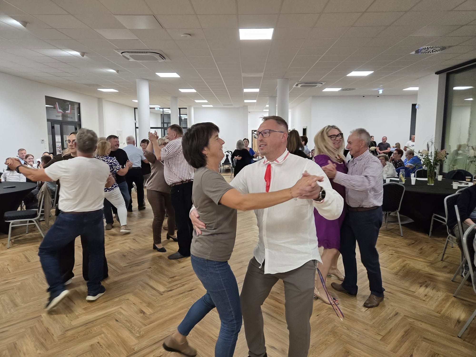 Na zdjęciu widać grupę ludzi tańczących do kurpiowskiej muzyki 