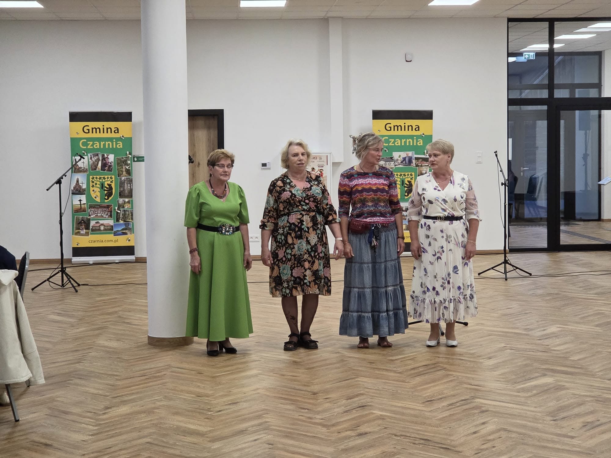 Na zdjęciu widać cztery kobiety śpiewające kurpiowskie pieśni