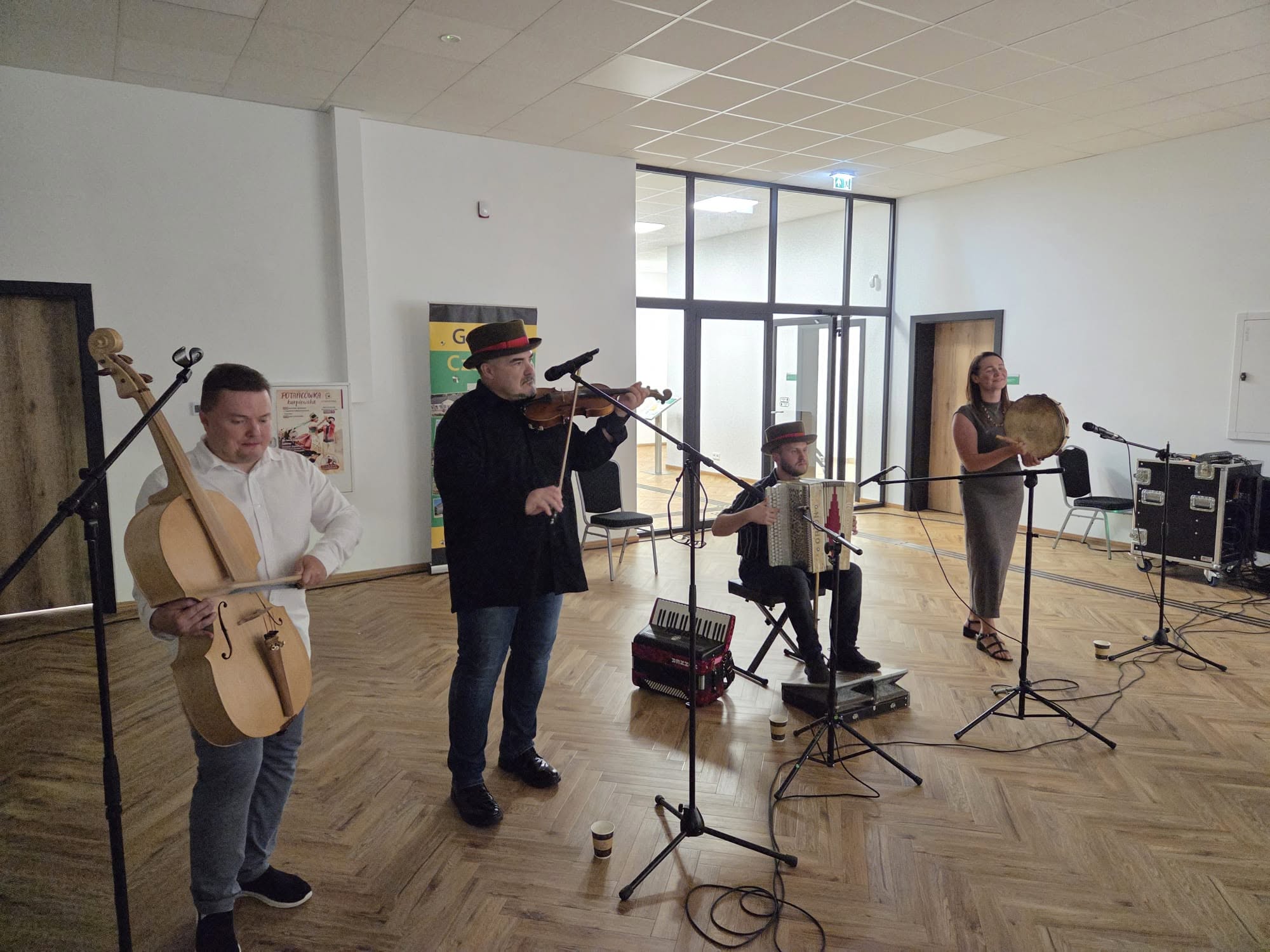Na zdjęciu widać czterech muzykant&oacute;w grających na&nbsp;potańc&oacute;wce 