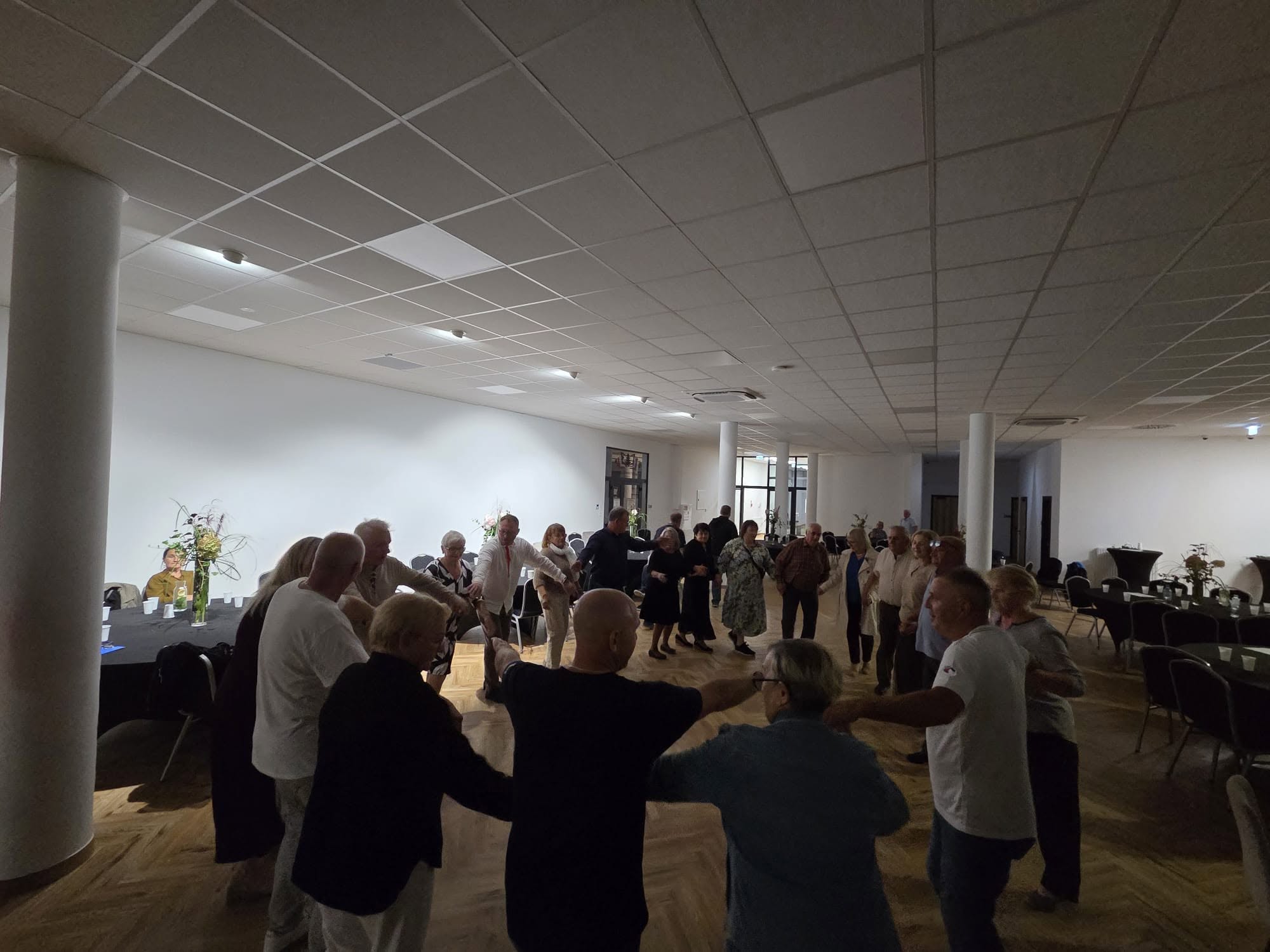 Na zdjęciu widać grupę ludzi tańczących do kurpiowskiej muzyki 