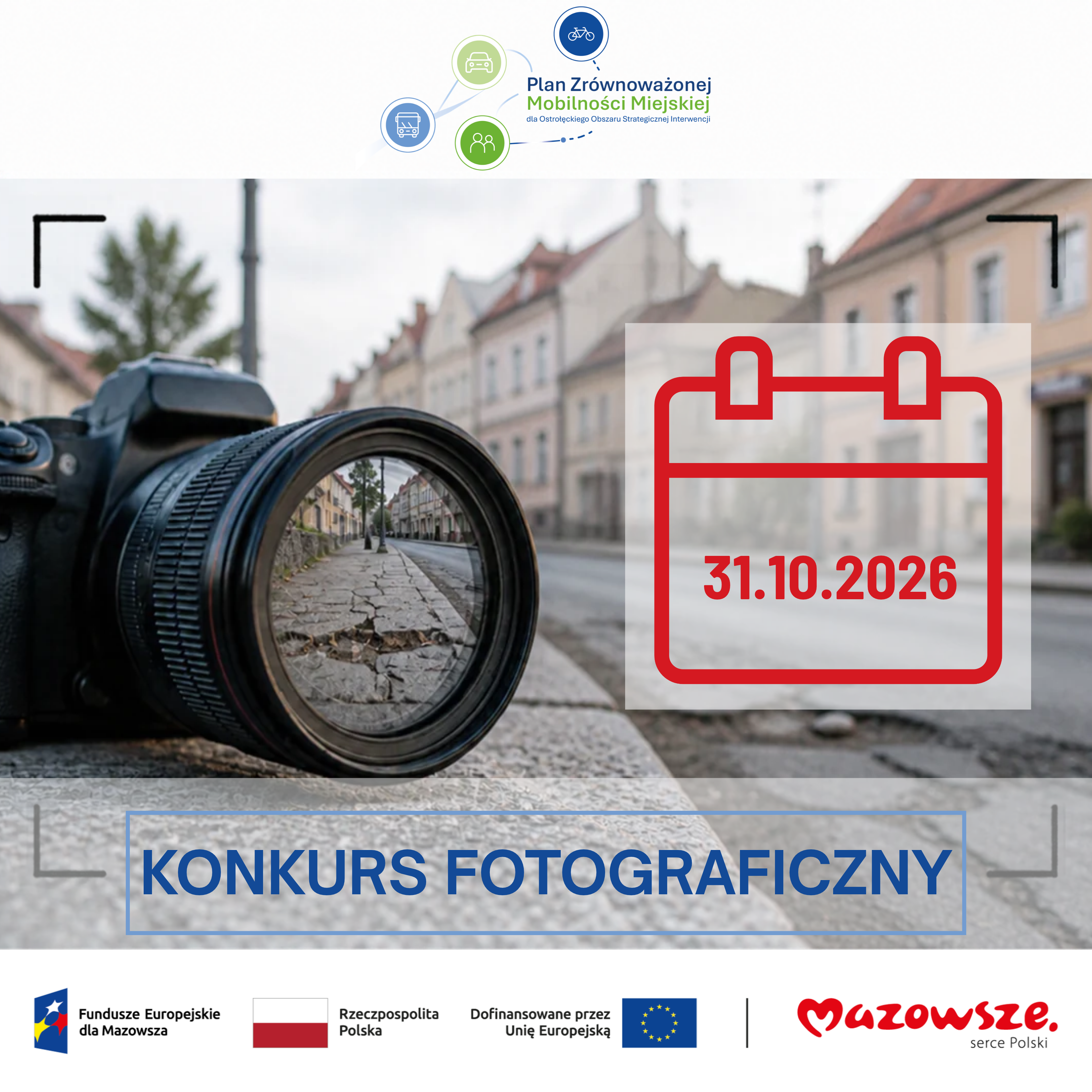 Aprarat lerzący na&nbsp;chodniku w&nbsp;kt&oacute;rego obiektywie odbija sie kostka brukowa z&nbsp;widocznymi ubytkami. Dale z&nbsp;tyłu widać kamienice za letką mgłą. Termin 31.10.2026 konkurs fotograficzny 