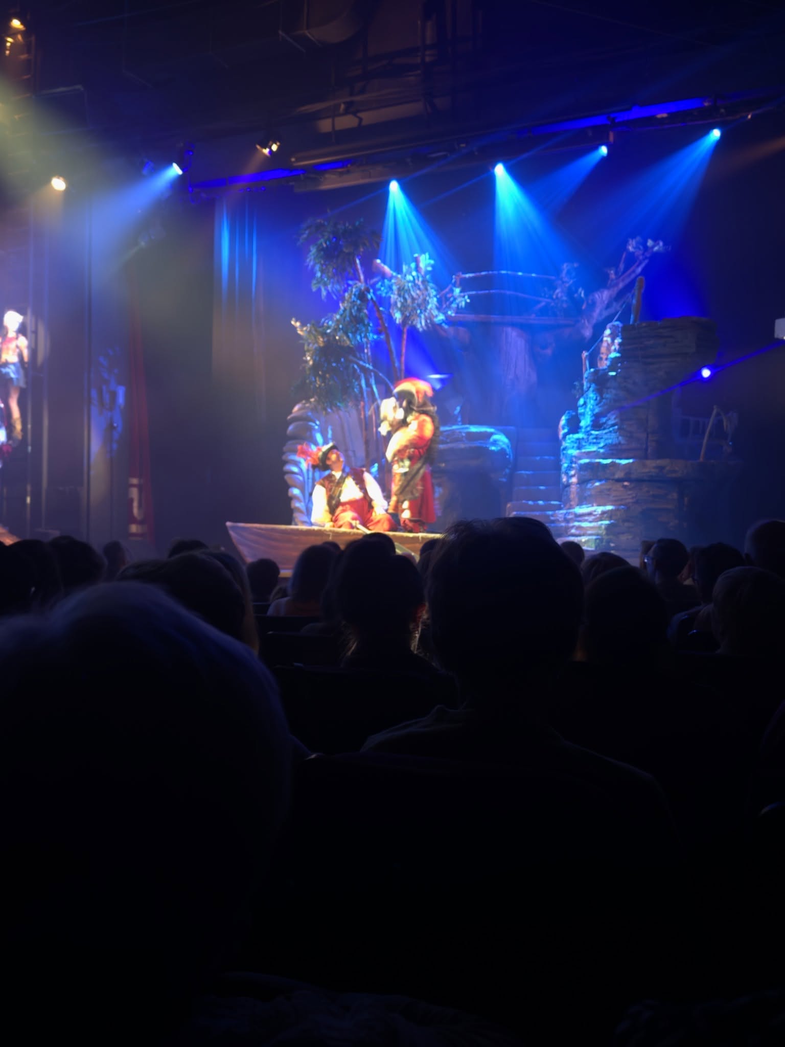 Scena teatralna z&nbsp;dwiema osobami w&nbsp;strojach ludowych