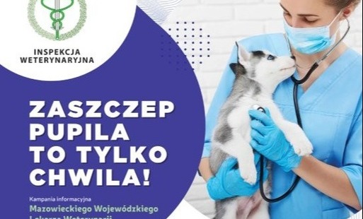 lakat Inspekcji Weterynaryjnej „Zaszczep pupila – to tylko chwila!”. Informuje, że szczepienie psów przeciwko wściekliźnie jest obowiązkowe: pierwsze należy wykonać w ciągu 30 dni po ukończeniu przez psa trzeciego miesiąca życia, a kolejne co najmniej raz na 12 miesięcy. Zalecane jest także szczepienie kotów. Na zdjęciu lekarka weterynarii badająca psa; u dołu fotografia kota.