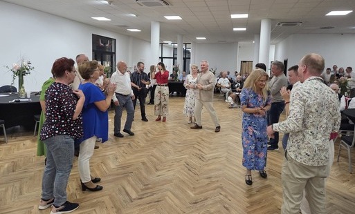 Na zdjęciu widać grupę ludzi tańczących do kurpiowskiej muzyki 