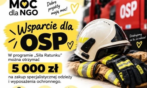 Plakat programu „Siła Ratunku – Wsparcie dla OSP”. Jednostki OSP wpisane do KRS i działające na terenach gmin do 30 tys. mieszkańców mogą otrzymać 5 000 zł na zakup odzieży i wyposażenia ochronnego, m.in. ubrań specjalnych, hełmów, kominiarek, rękawic i obuwia. Nabór trwa do 21 listopada 2026 r. lub do wyczerpania środków. Kontakt: mocdobrafundacja@gmail.com. Na zdjęciu hełm, ubranie i rękawice strażackie na tle pojazdu OSP