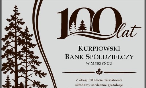 Tabliczka gratulacyjnej z okazji 100-lecia Kurpiowskiego Banku Spółdzielczego w Myszyńcu. Wójt Gminy Czarnia i Rada Gminy Czarnia składają gratulacje oraz wyrazy uznania za wieloletnią pracę, zaangażowanie i wkład w rozwój lokalnej społeczności. Dziękują za wspieranie ludzi, przedsiębiorczości i samorządów, budowanie silnych więzi oraz troskę o rozwój regionu. Życzą kolejnych lat sukcesów, stabilnego rozwoju i dalszej działalności na rzecz mieszkańców Kurpiowszczyzny. Czarnia, 2026 rok. Tabliczkę zdobi grafika kurpiowskiego krajobrazu z lasem i rzeką.