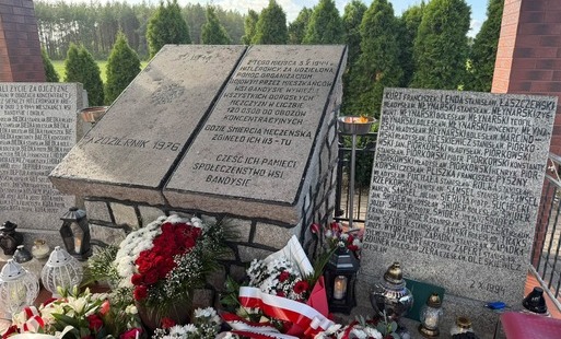 Pomnik mieszkańców wsi Bandysie wywiezionych 3 października 1944 roku do obozów koncentracyjnych. Przed tablicami z nazwiskami ofiar złożono biało-czerwone wieńce i zapalono znic