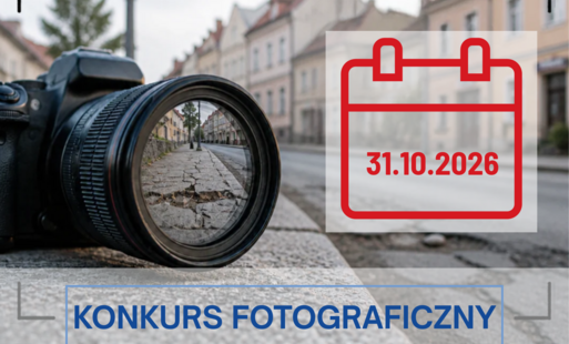 Aprarat lerzący na chodniku w którego obiektywie odbija sie kostka brukowa z widocznymi ubytkami. Dale z tyłu widać kamienice za letką mgłą. Termin 31.10.2026 konkurs fotograficzny 